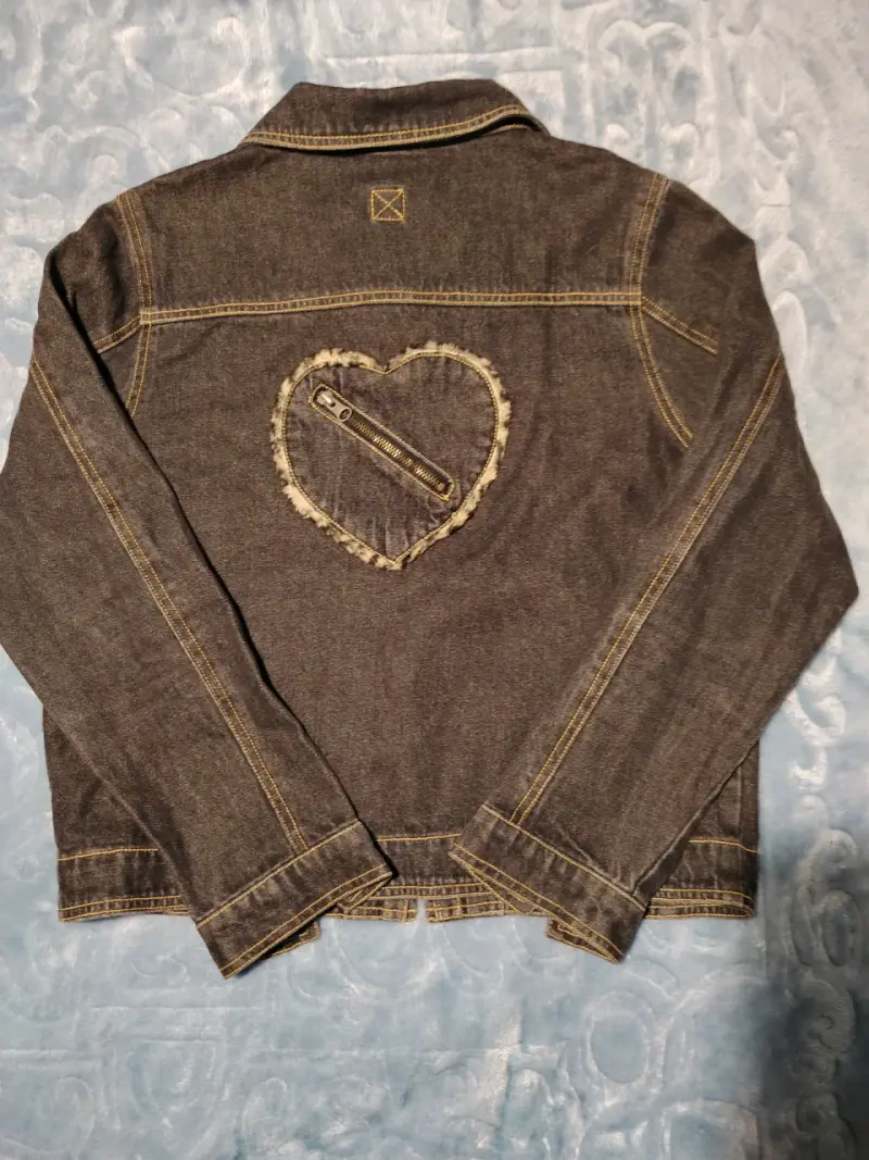 Chaqueta de mezclilla con diseño de corazón