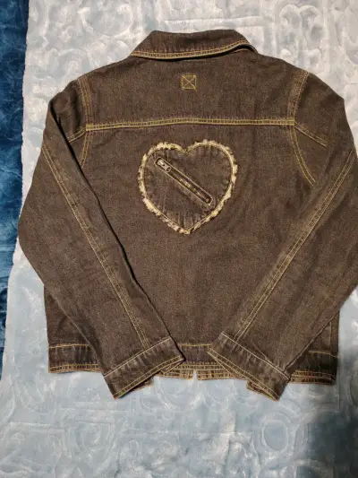 Chaqueta de mezclilla con diseño de corazón - miniatura 2