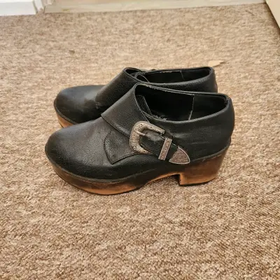 Zapatos de plataforma negros con hebilla metálica - miniatura 1