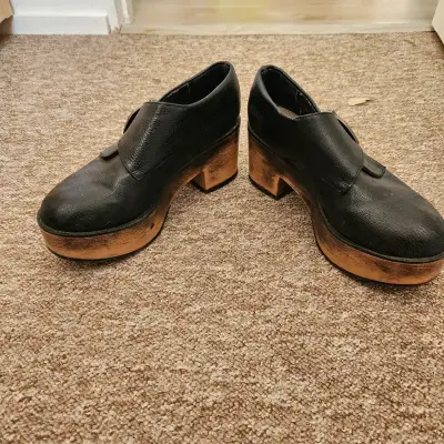 Zapatos de plataforma negros con hebilla metálica - miniatura 2