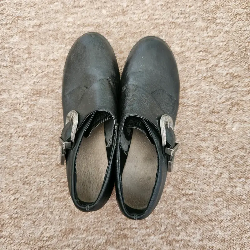Zapatos de plataforma negros con hebilla metálica - 4