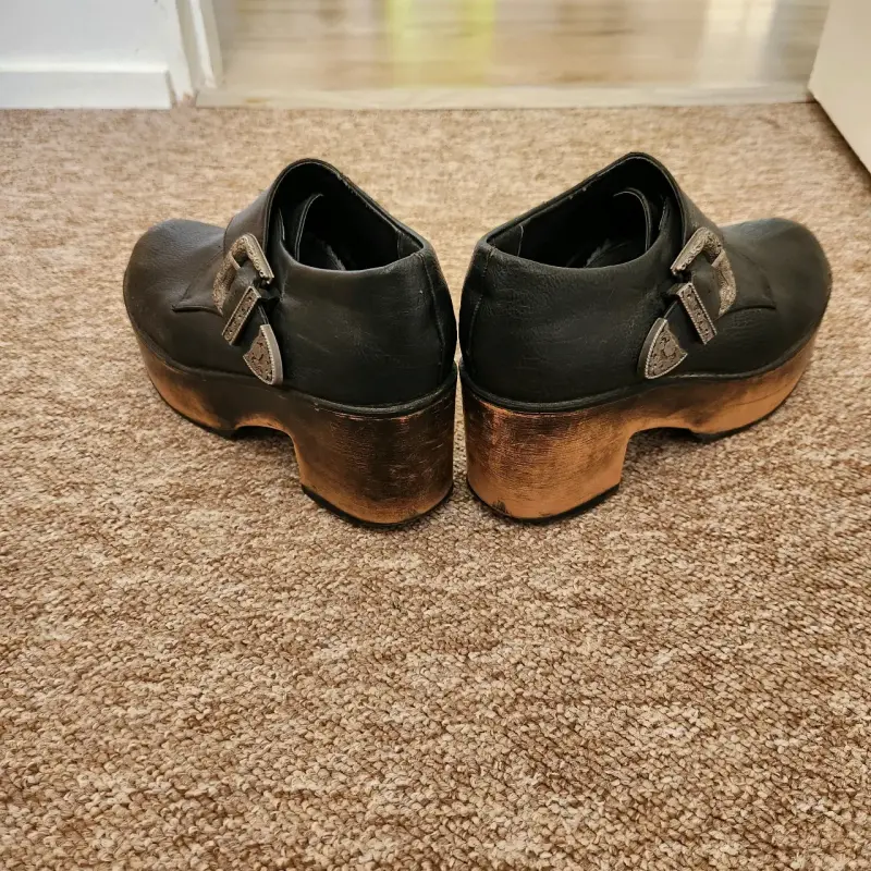 Zapatos de plataforma negros con hebilla metálica - 5