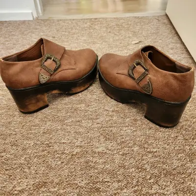 Zapatos de plataforma marrones con hebilla vintage - miniatura 2