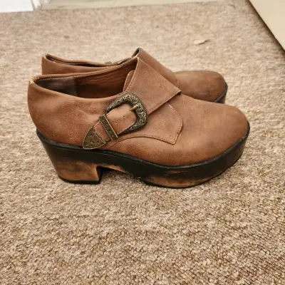 Zapatos de plataforma marrones con hebilla vintage - miniatura 4