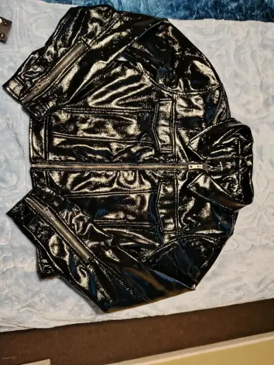Chaqueta de cuero sintético negra con cierre - miniatura 2