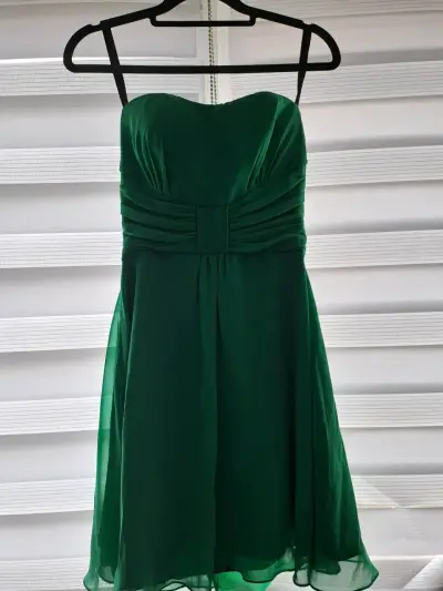 Vestido verde strapless elegante - miniatura 1
