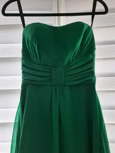 Vestido verde strapless elegante - miniatura 2