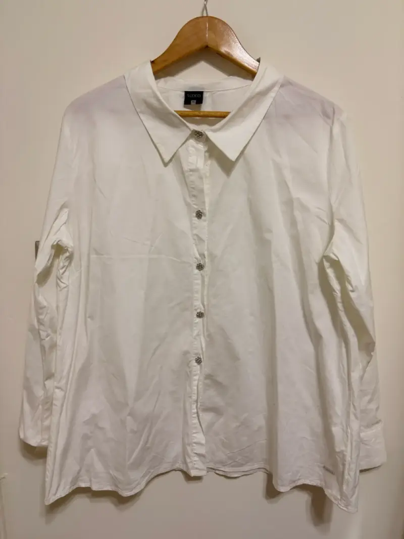 Blusa blanca de mujer con botones decorativos - 1