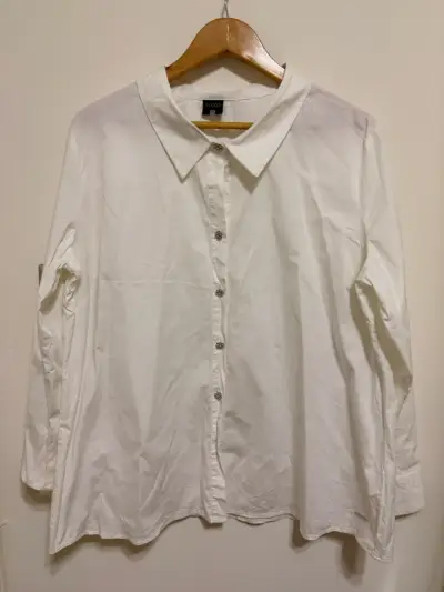 Blusa blanca de mujer con botones decorativos - miniatura 1