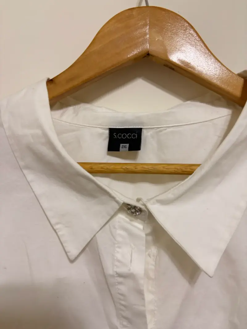 Blusa blanca de mujer con botones decorativos - 2