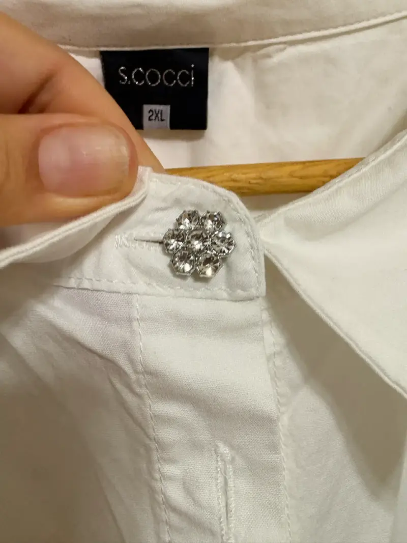Blusa blanca de mujer con botones decorativos - 3