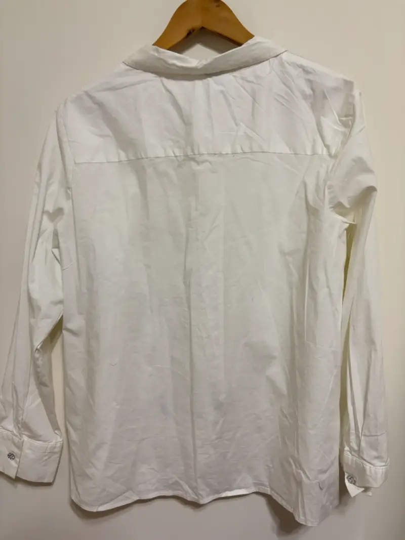 Blusa blanca de mujer con botones decorativos - 4