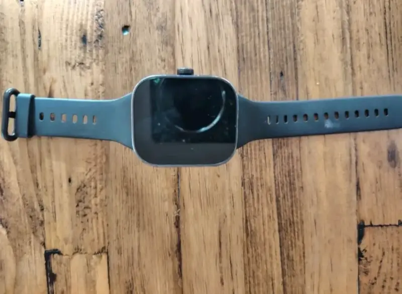 Reloj inteligente con correa negra y cargador - 2