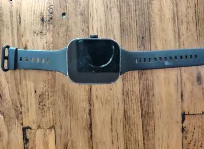 Reloj inteligente con correa negra y cargador - miniatura 2