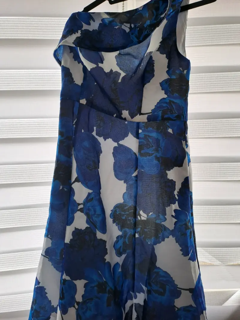 Vestido floral azul con chaqueta a juego