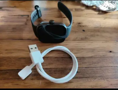 Reloj inteligente con correa negra y cargador - miniatura 3