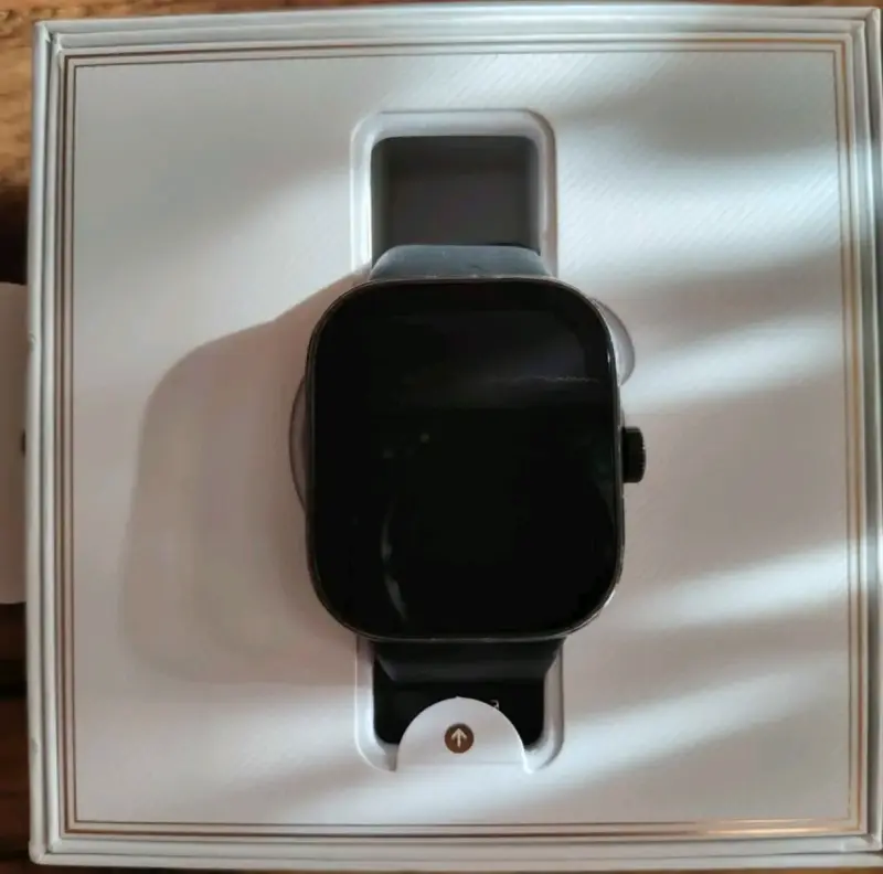 Reloj inteligente con correa negra y cargador - 5