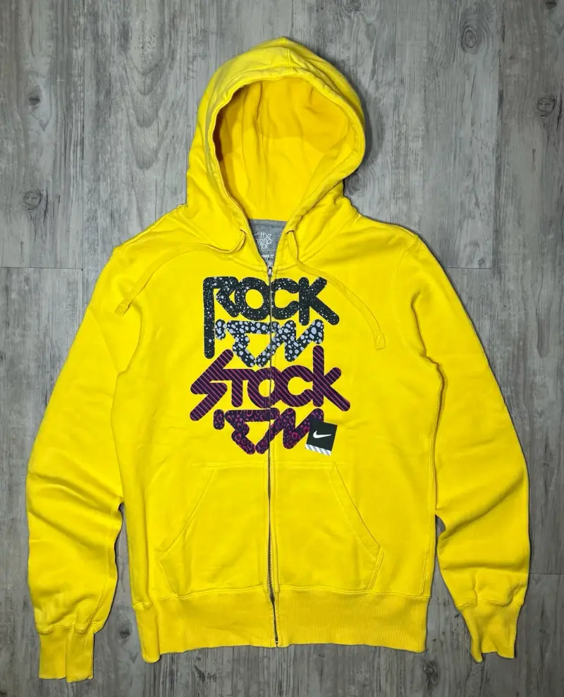 Polerón amarillo capucha Nike estampado gráfico