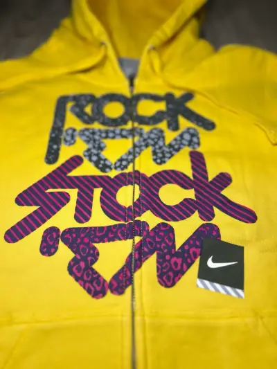 Polerón amarillo capucha Nike estampado gráfico - miniatura 2