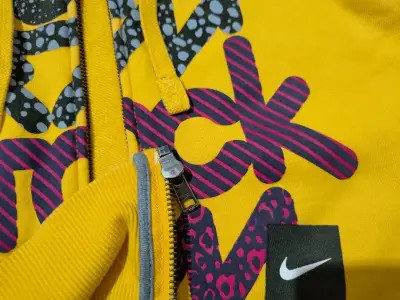 Polerón amarillo capucha Nike estampado gráfico - miniatura 3
