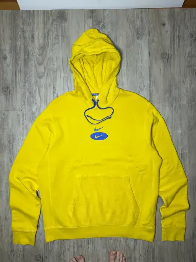 Polerón con capucha amarillo Nike con logo azul - miniatura 1