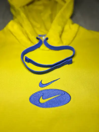 Polerón con capucha amarillo Nike con logo azul - miniatura 2