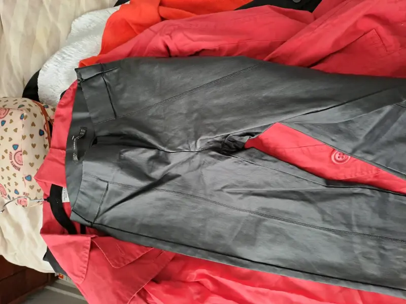 Pantalones de cuero sintético Zara negros