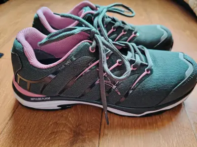 Zapatillas de seguridad  gris y rosado para mujer - miniatura 1