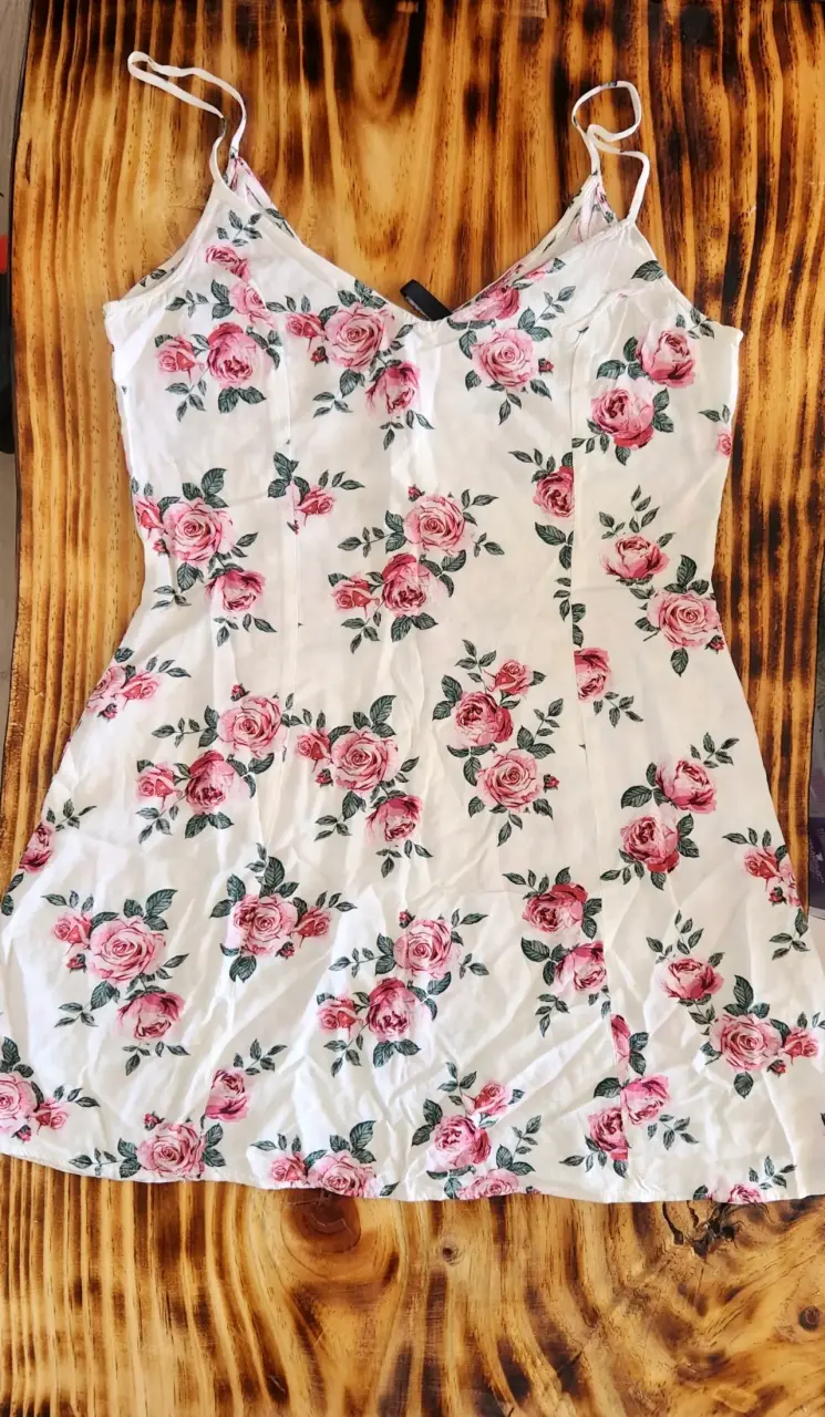 Vestido floral blanco con rosas
