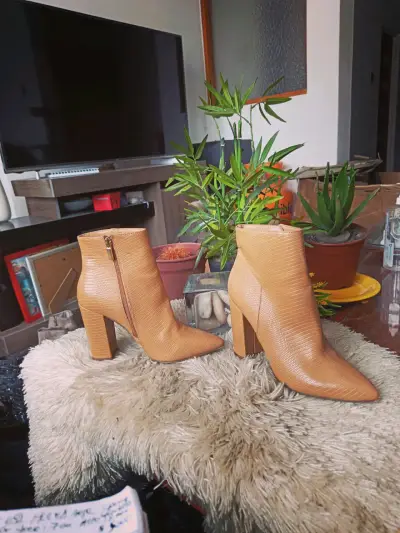 Botines de tacón alto beige con textura - miniatura 2