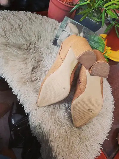 Botines de tacón alto beige con textura - miniatura 3