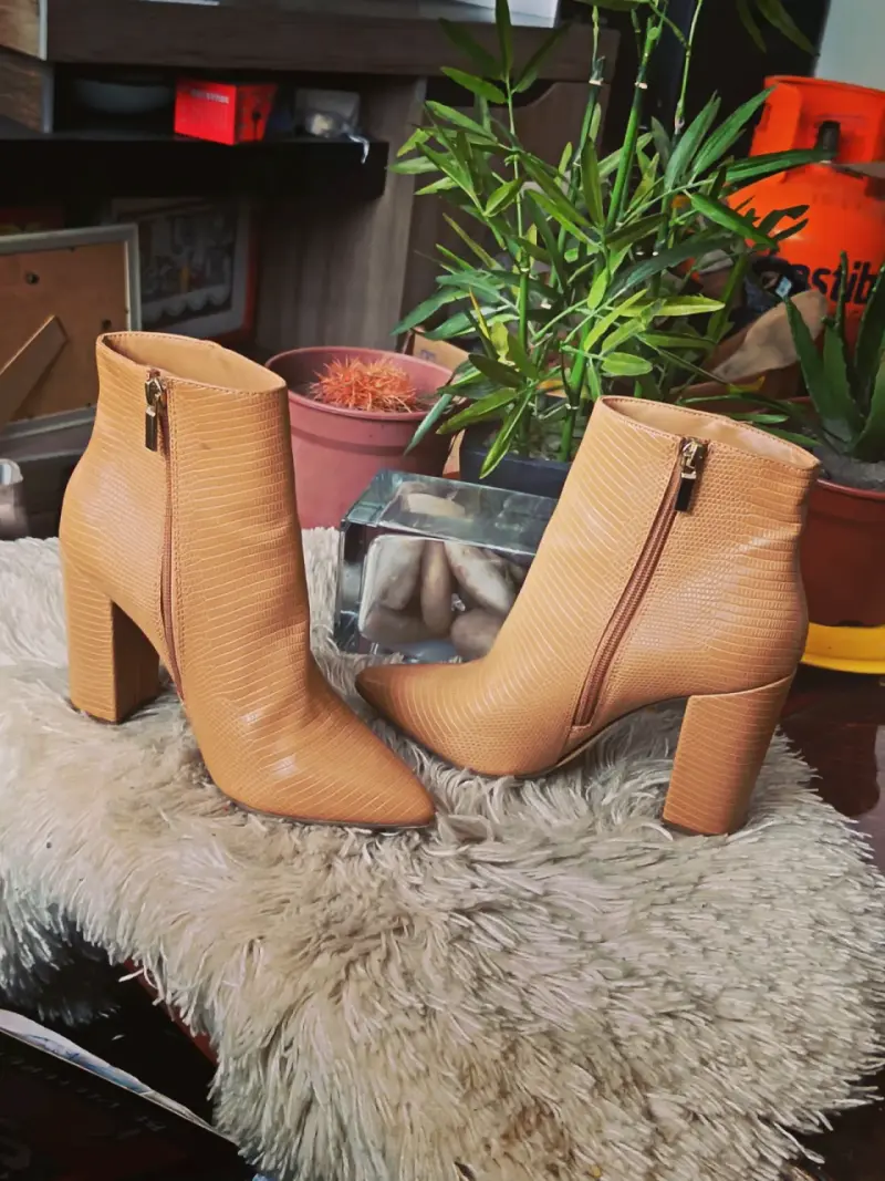 Botines de tacón alto beige con textura - 4