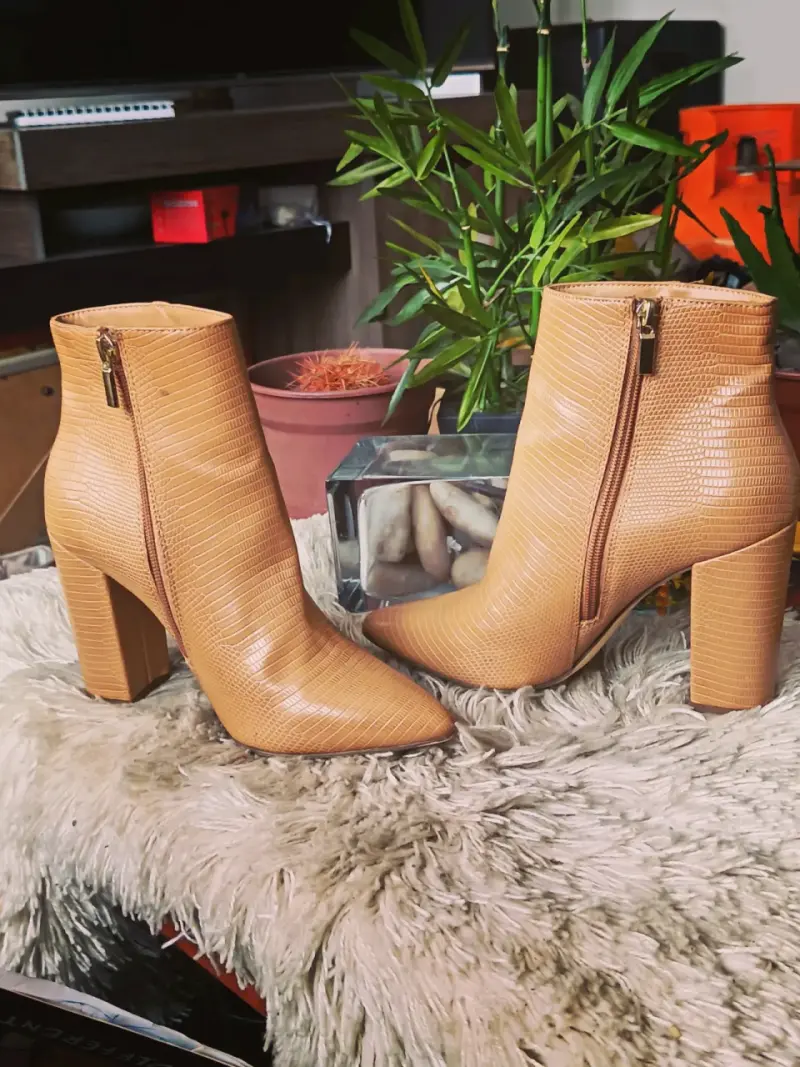 Botines de tacón alto beige con textura - 5