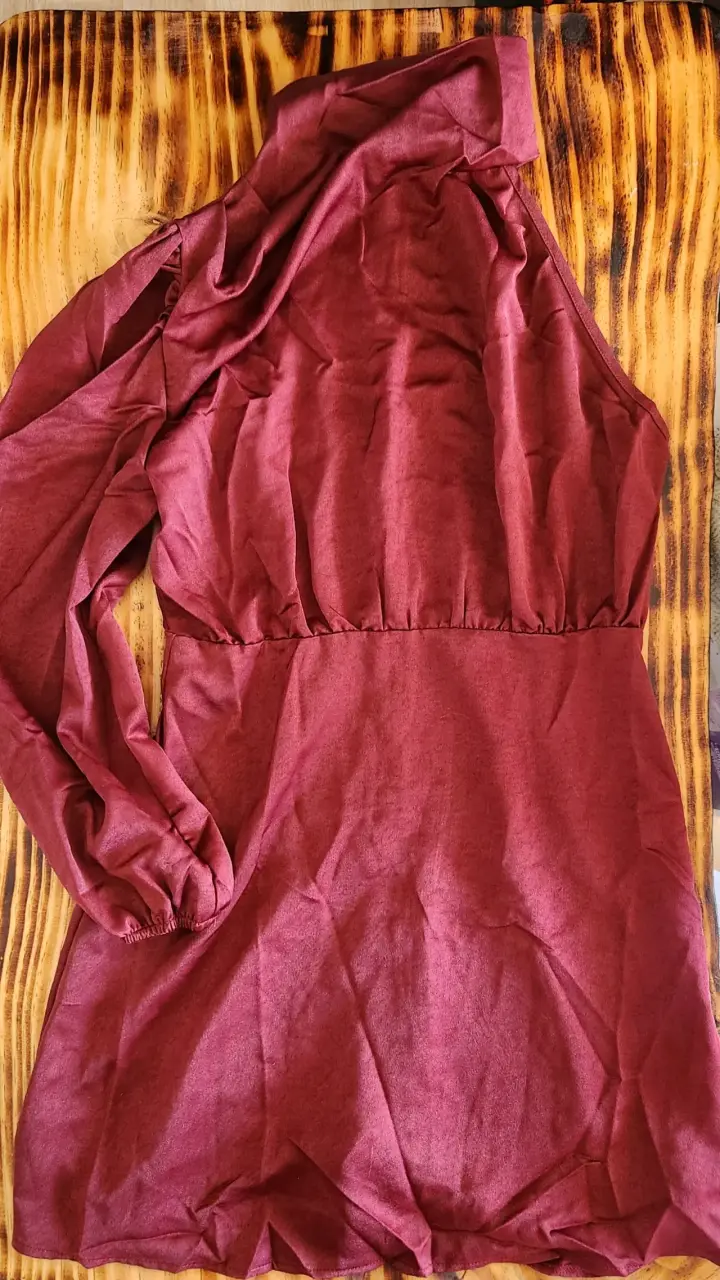 Vestido burdeos de manga larga elegante