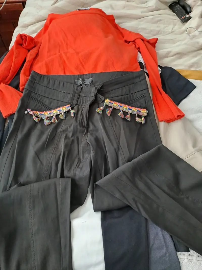 Pantalones negros con detalles coloridos Basement