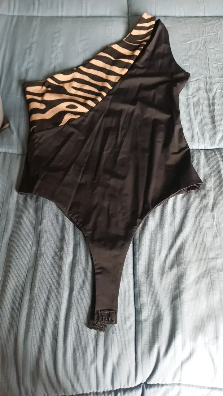 Body negro con diseño animal print