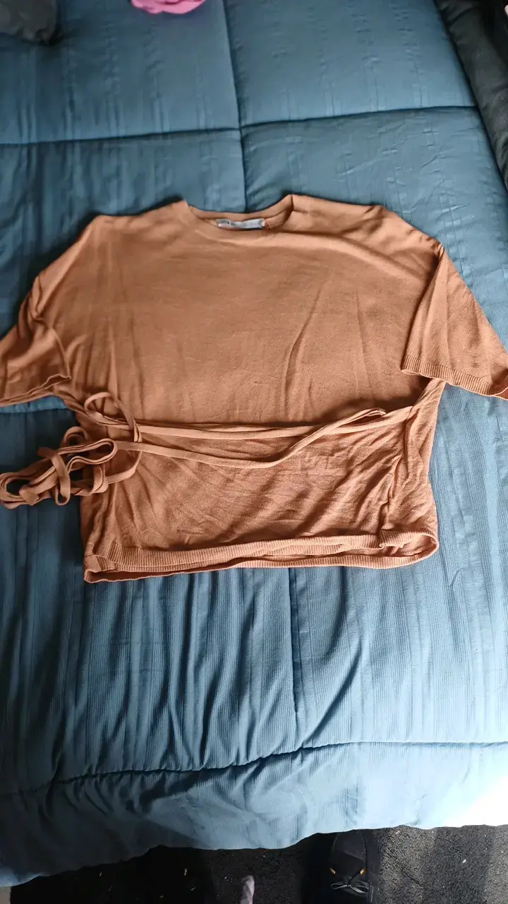 Polera hilo marrón con lazo lateral