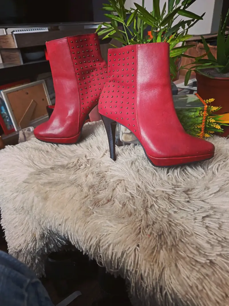 Botines de cuero rojo con tachas - 1