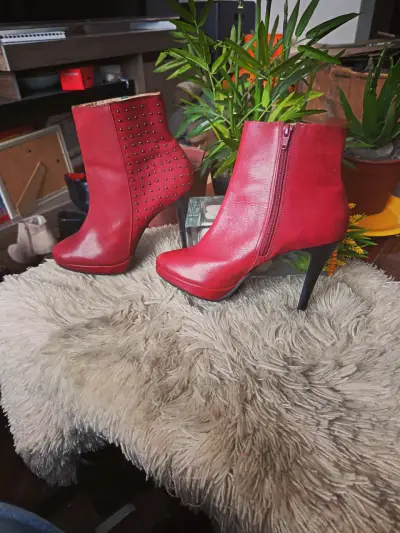 Botines de cuero rojo con tachas - miniatura 2