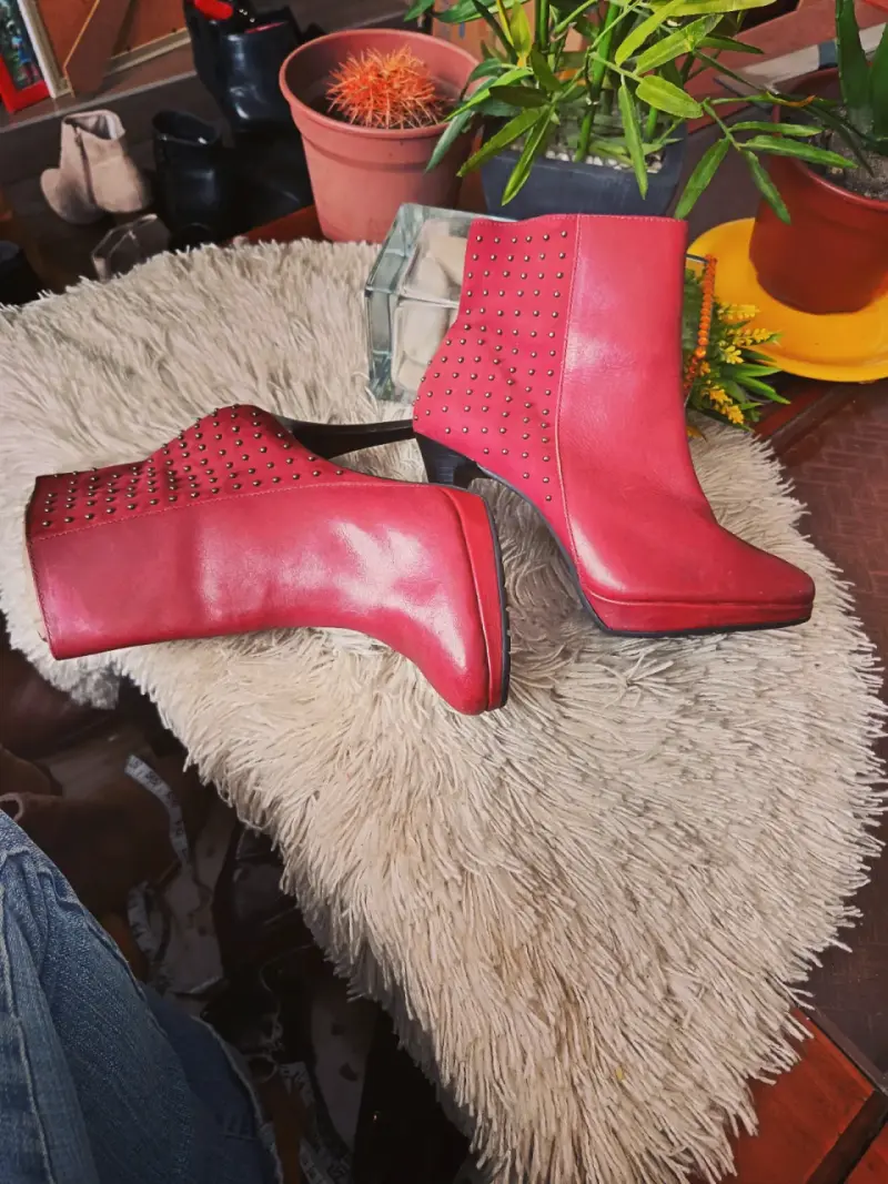Botines de cuero rojo con tachas - 4