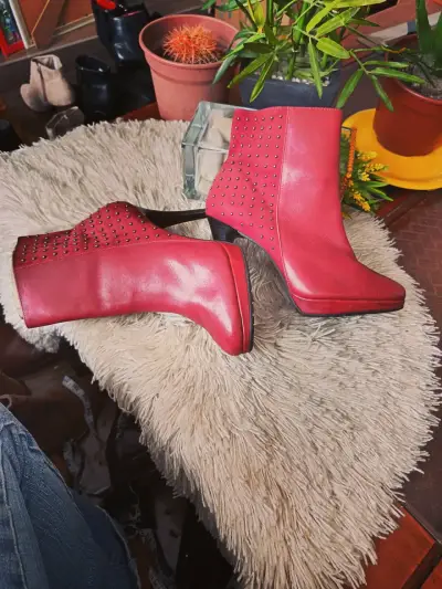 Botines de cuero rojo con tachas - miniatura 4