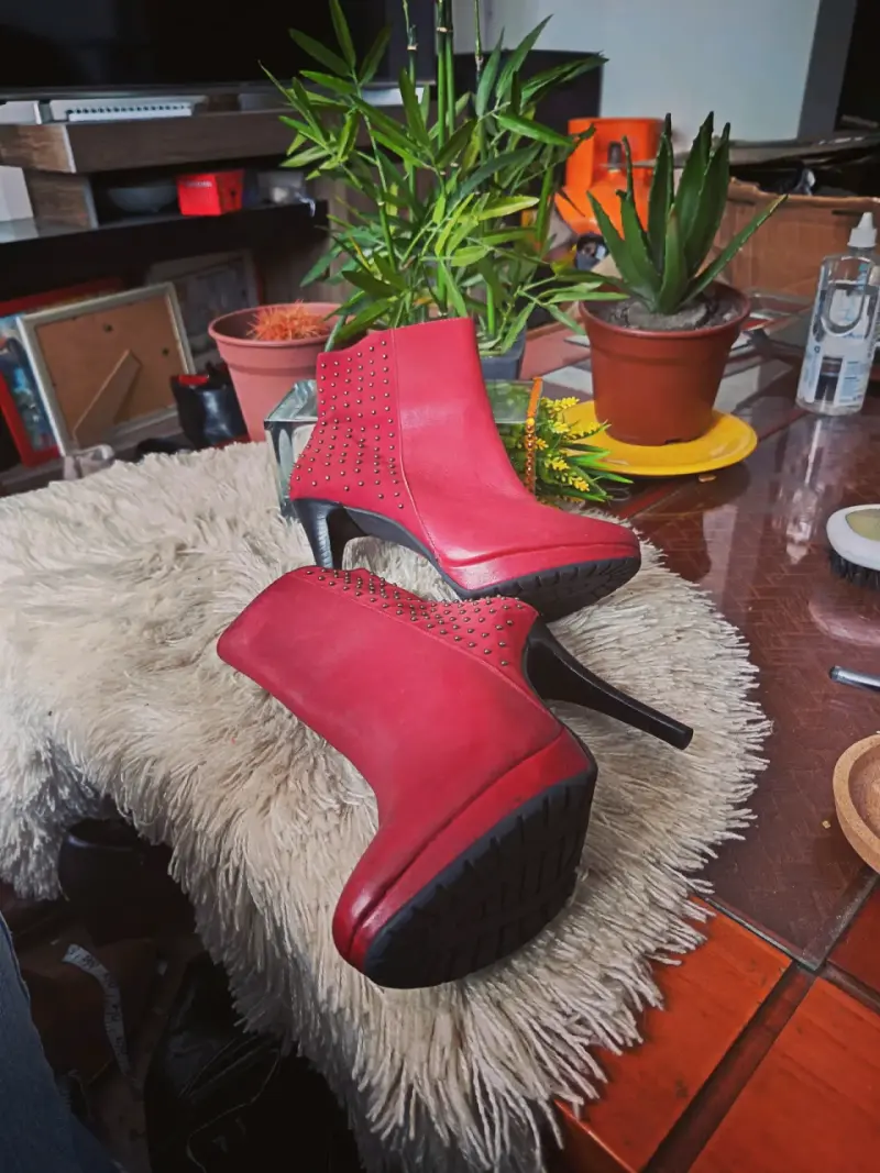 Botines de cuero rojo con tachas - 5