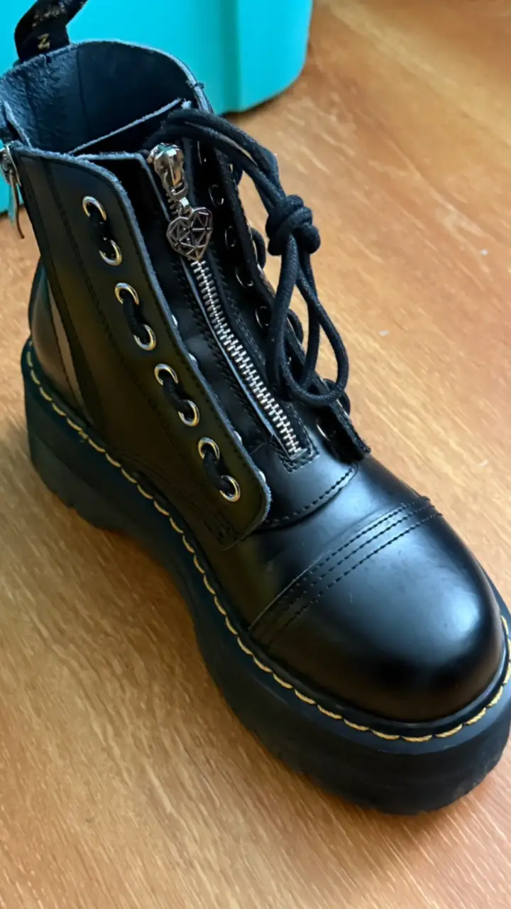 Dos Botas negras de cuero con plataforma y cierre