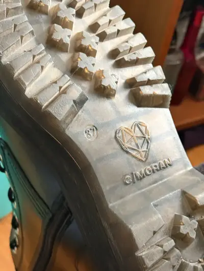 Dos Botas negras de cuero con plataforma y cierre - miniatura 2