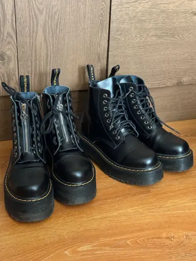 Dos Botas negras de cuero con plataforma y cierre - miniatura 3