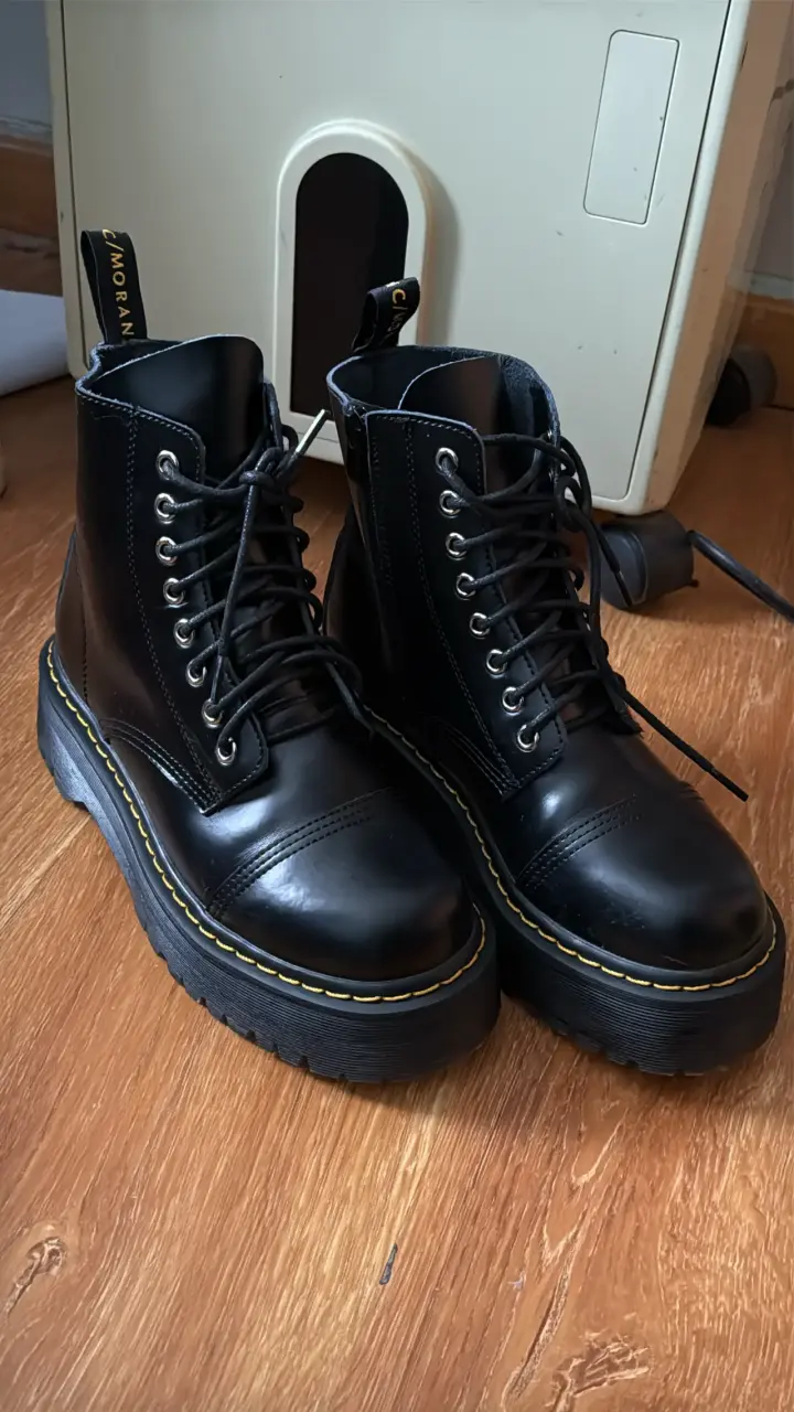 Dos Botas negras de cuero con plataforma y cierre - 4
