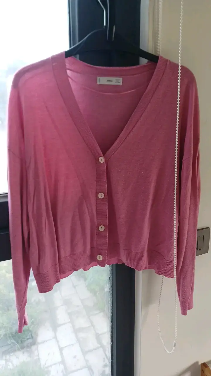 Cardigan rosa de mujer con botones