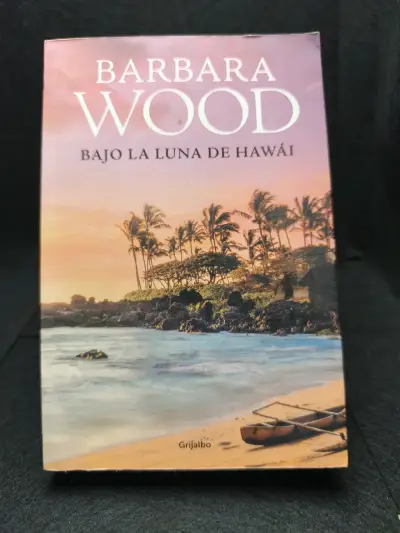 Libro 'Bajo la Luna de Hawái' de Barbara Wood - miniatura 1