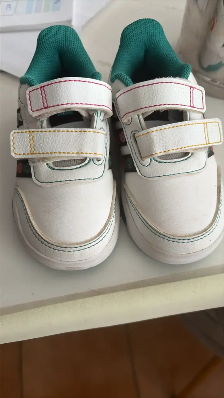 Zapatillas deportivas infantiles blancas con velcro