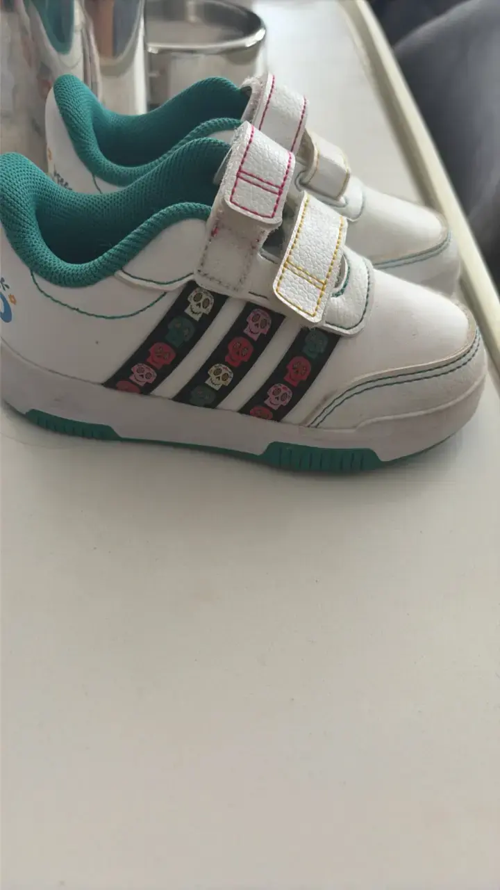 Zapatillas deportivas infantiles blancas con velcro - 2